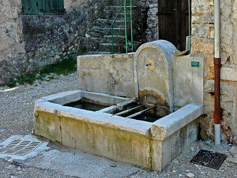 Fontaine du viol du chateau