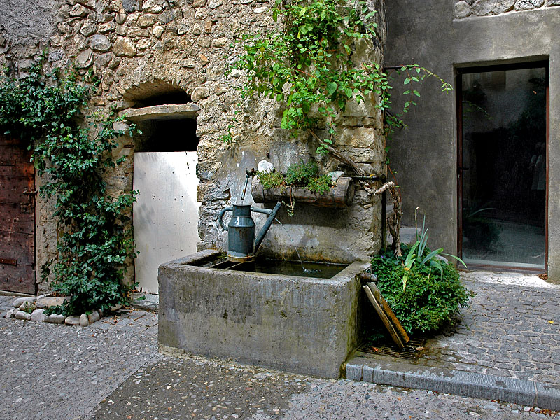 Fontaine place du Roux