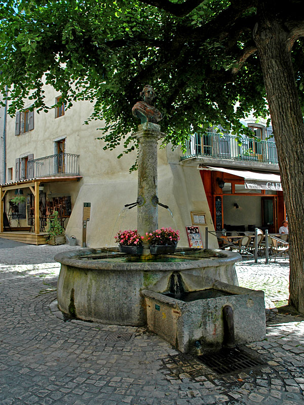 Fontaine place du Reviron